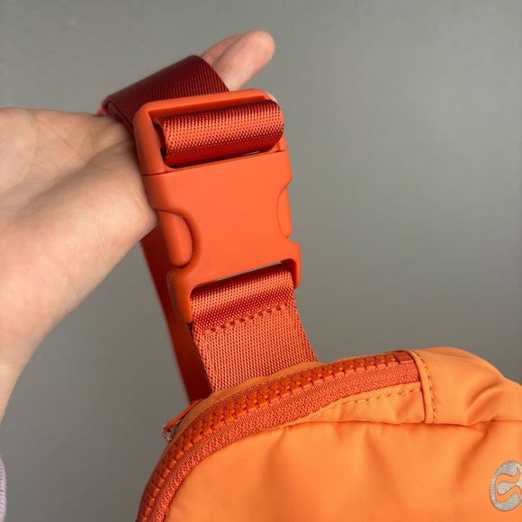 Lululemon Everywhere Belt Bag 1L Golden Apricot/Warm Coral - Picture 7 of 12